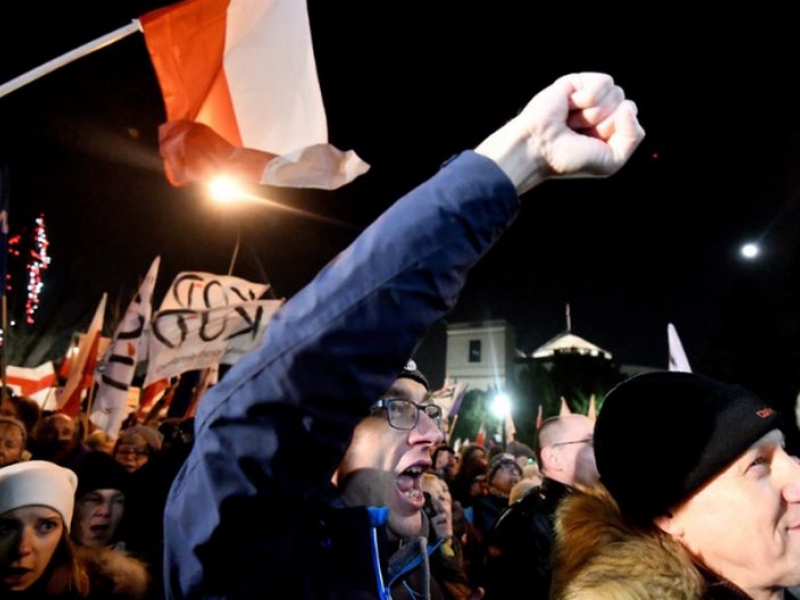 Напрежение в Полша! Хиляди блокираха парламента ВИДЕО 