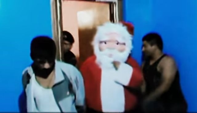 Спецполицаи, облечени като Дядо Коледа, арестуваха наркотрафиканти ВИДЕО