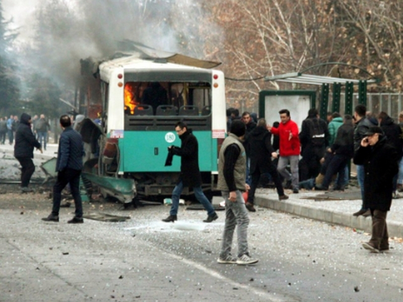 Кола бомба се вряза в автобус в Турция, 13 души са загинали при взрива