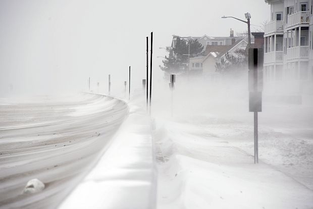 Стотици инциденти в САЩ заради невиждана снежна буря