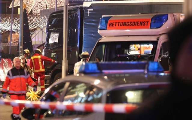 Ужасът в Берлин продължава: Жертвите на нападението вече са 12 СНИМКИ