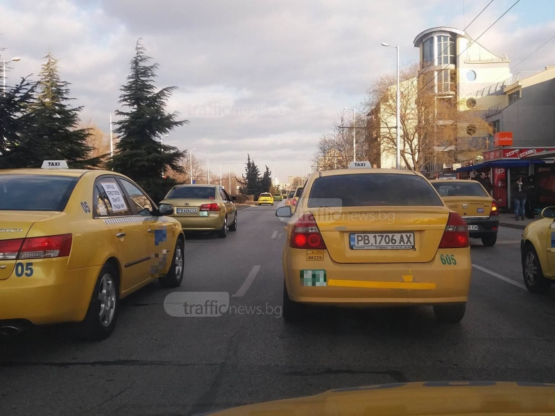 Таксиджии в Пловдив: Съдраха ни кожите, ще ни вземат и долните гащи ВИДЕО 