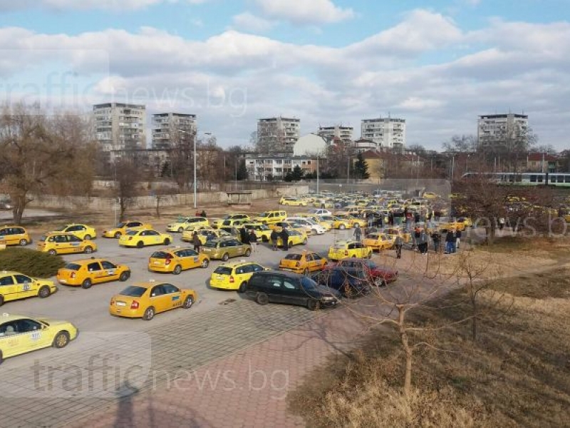 Бунтът на таксиметровите шофьори започна! Блокират булевардите в Пловдив СНИМКИ+ВИДЕО