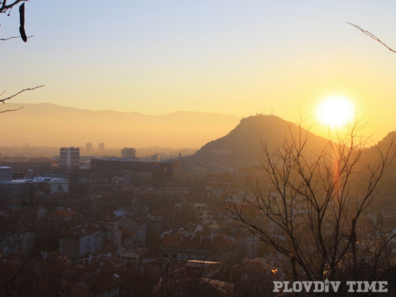 Слънцето в Пловдив свети, но не сгрява, а кога да чакаме сняг? 
