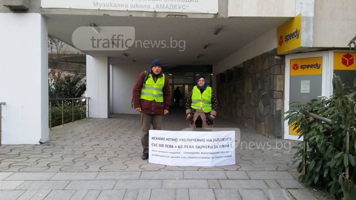 Метачка на протест пред Общинския съвет, иска 160 лева над заплатата