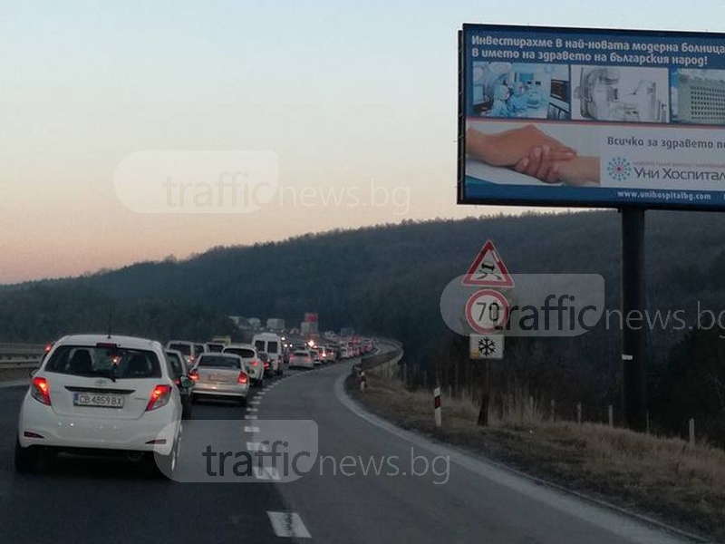 Голямото пътуване започна! Зверски задръствания по магистралата за Пловдив СНИМКИ