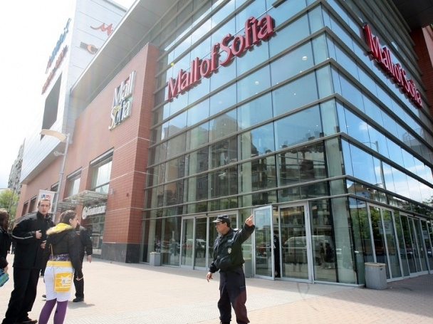 Майката на наръгания в мол младеж: Нищо не е направил, пазаруваше с приятелката си