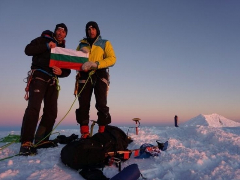 Наши алпинисти с уникално постижение в Антарктида