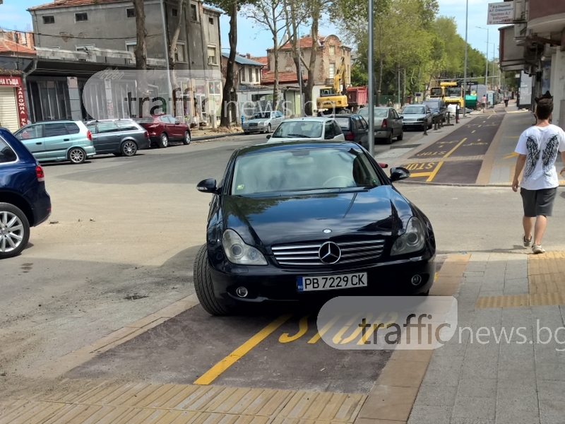 История за едно паркиране в Пловдив: Мерцедес като велосипед, велоалеята като паркинг! СНИМКИ
