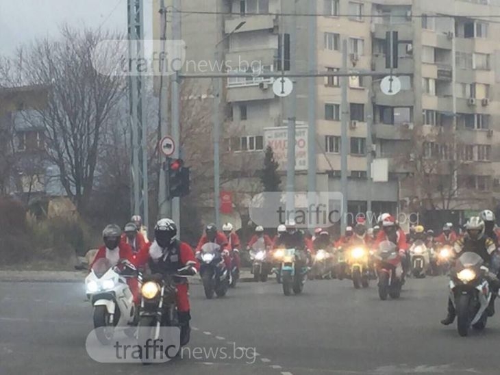 Стотици Дядо Коледовци минаха през улиците на Пловдив и то на две гуми СНИМКИ