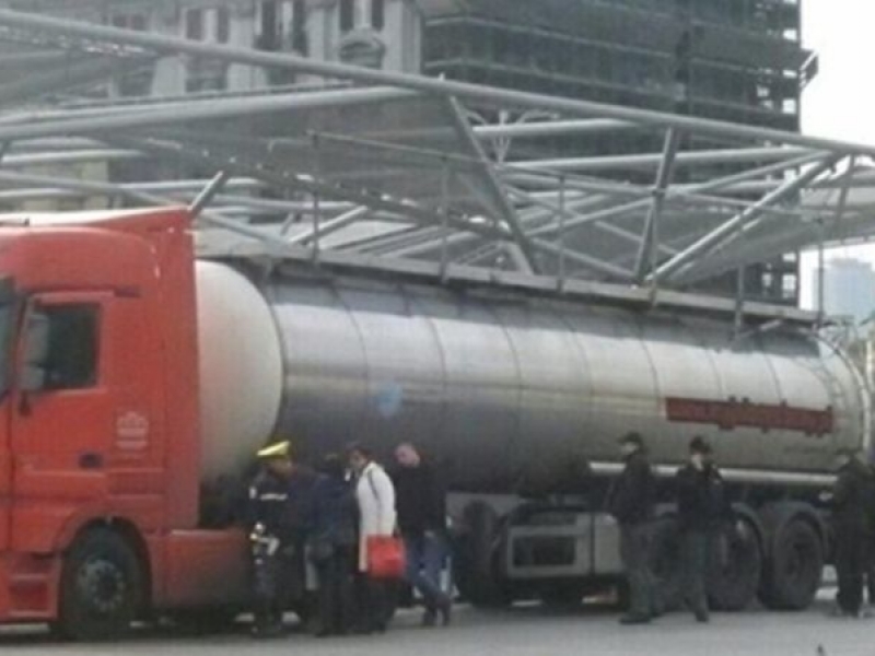 Българска автоцистерна вдигна на крак Неапол