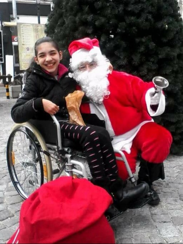 Коледа с 11-годишната Вики от Пловдив: Има шанс момичето да проходи ВИДЕО