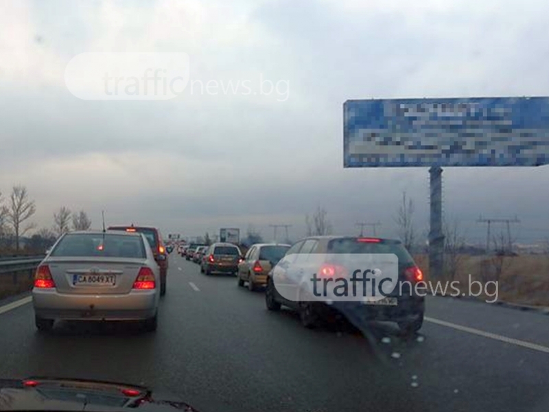 Километрична тапа след катастрофа блокира магистрала 