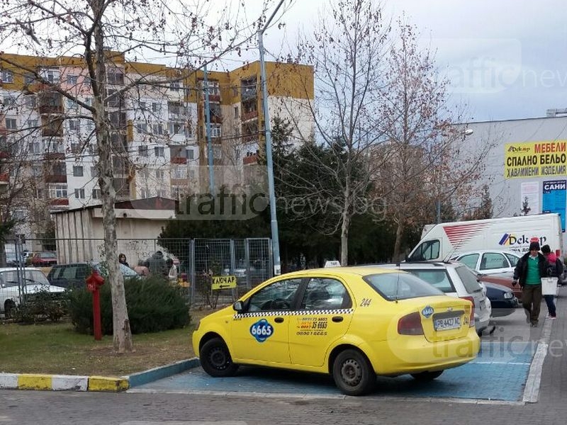 Такси окупира място за инвалиди пред хипермаркет в Пловдив СНИМКИ