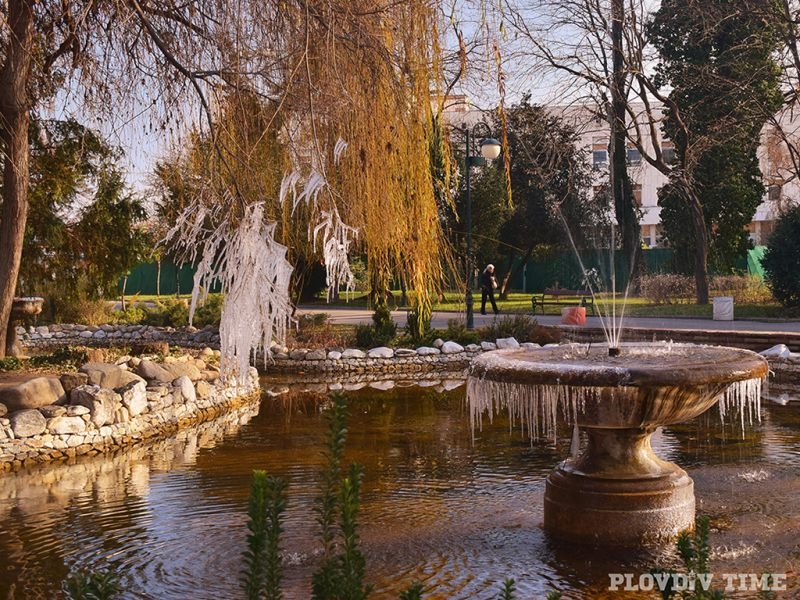 Дантели от лед в Цар Симеоновата градина в Пловдив СНИМКИ