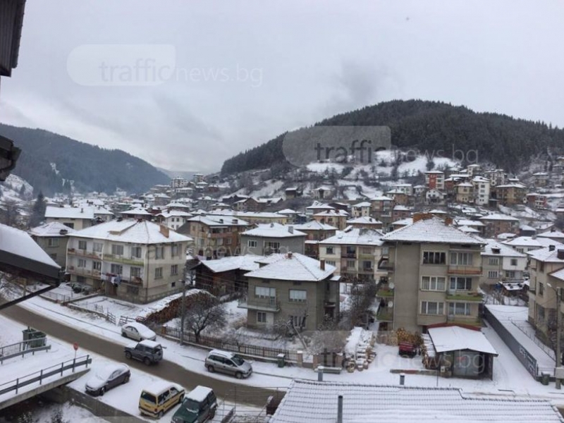 Силен сняг вали на 70 км от Пловдив, туристи окупираха ски- пистите