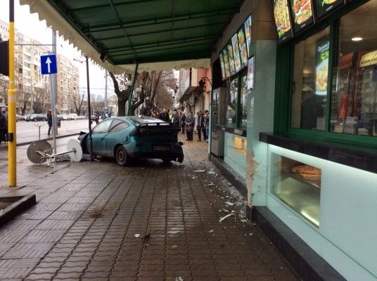 Кола връхлетя дюнерджийница след катастрофа СНИМКИ