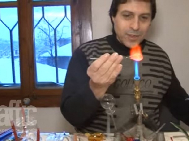 Майстор твори вълшебни стъклени играчки в Стария Пловдив ВИДЕО