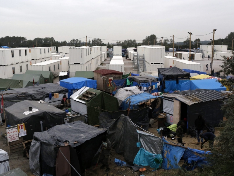 Бежанци тайно се връщат в унищожения лагер в Кале