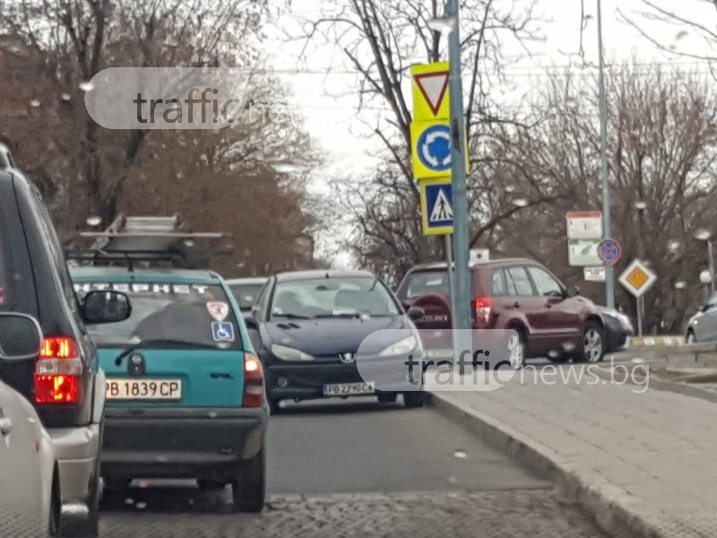 Изумително паркиране в Пловдив: Шофьор спря в насрещното до кръговото на Водната палата СНИМКИ