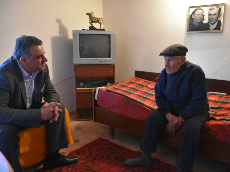 103-годишният Бай Георги бистри политиката и борбата с вредителите с кмета на Марица