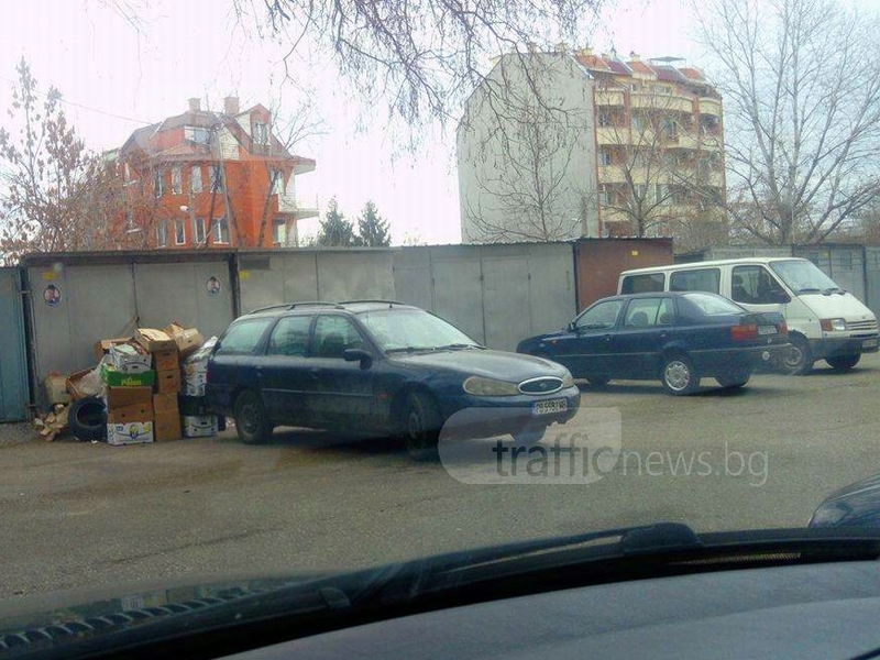 Гниещи и спрени от движение коли пречат на шофьори да паркират в Пловдив СНИМКИ