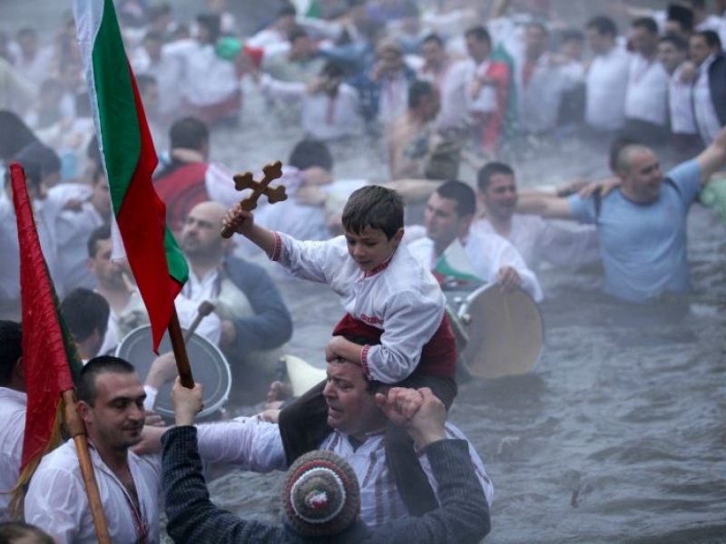 Леденото хоро в Калофер тръгва към ЮНЕСКО