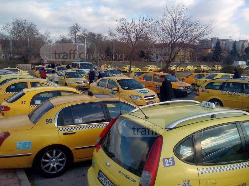 Таксиметровите шофьори в Пловдив блокират  Общината, искат разговор с кмета