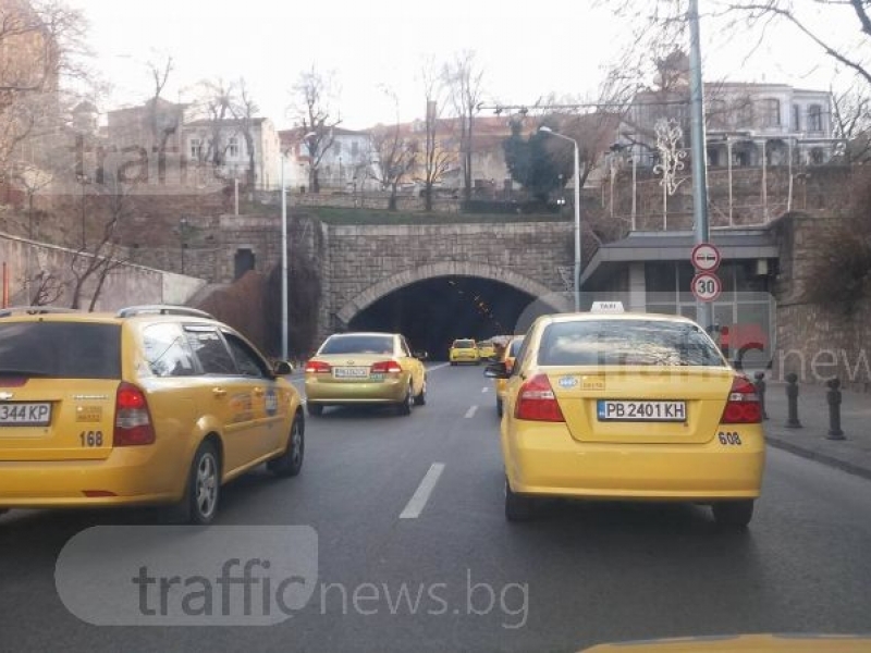 Пловдивските таксиметрови шофьори на протест днес, блокират Общината