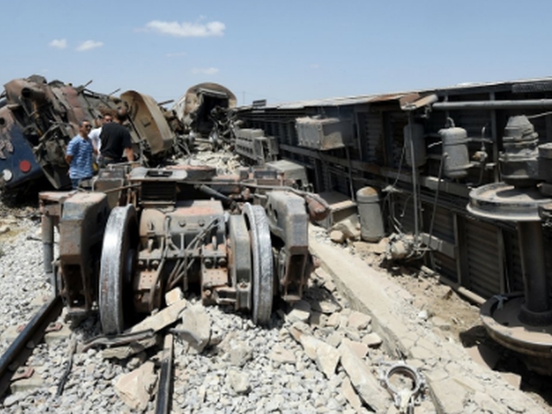 Петима загинаха и над 30 са ранени след като влак се вряза в автобус