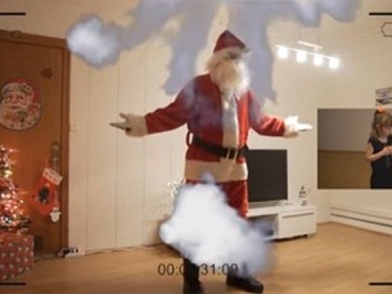 Баща засне с камера появата на Дядо Коледа, за да докаже съществуването му ВИДЕО