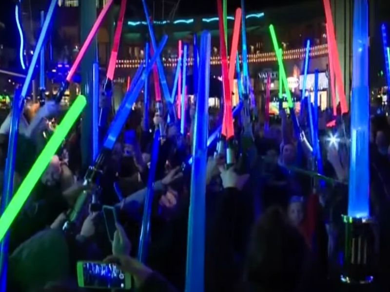 Стотици фенове на Междузвездни войни почетоха Кери Фишър със светлинни мечове ВИДЕО