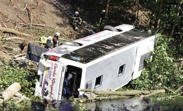 Пътнически автобус падна в пропаст, има жертви