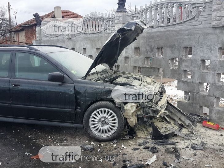 Катастрофа край Йоаким Груево: автомобил се заби в ограда и се запали СНИМКИ