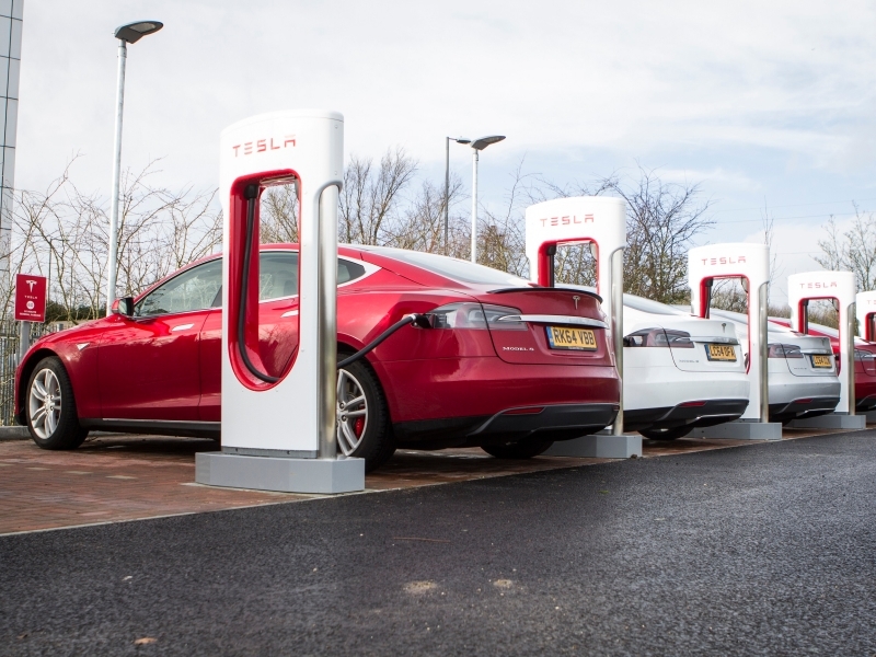 Илон Мъск иска електрическите коли на Tesla да се зареждат за 10 минути