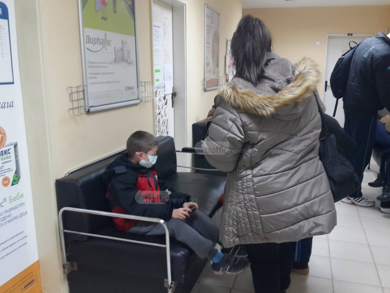В третия ден на грипната епидемия: Поликлиниките в Пловдив са задръстени от пациенти ВИДЕО