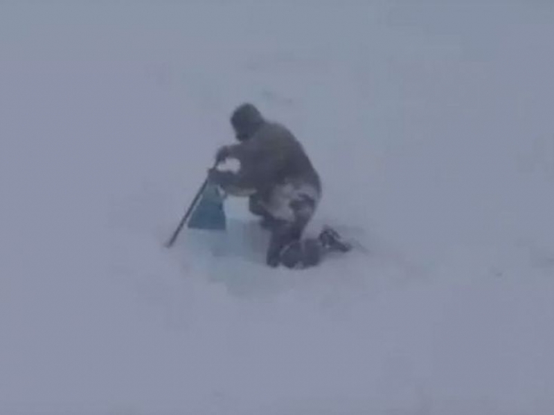 Немощен старец затъна в преспи до дома си, младежи го спасиха ВИДЕО