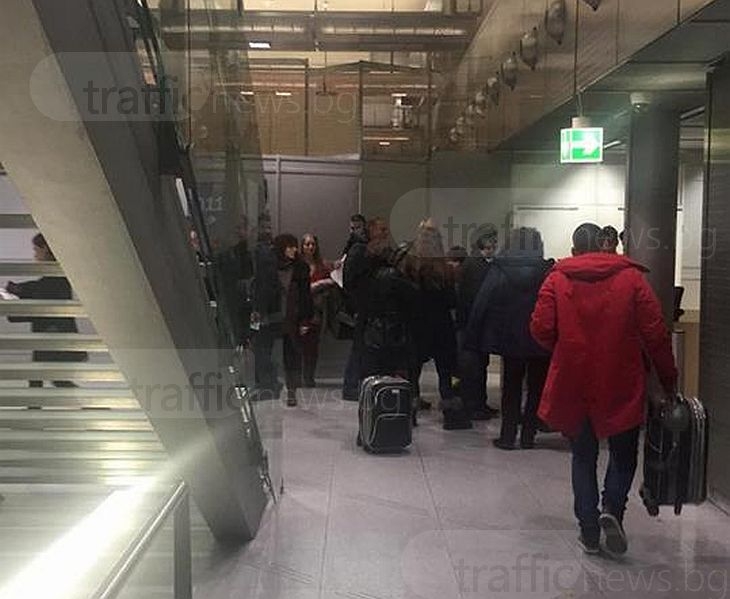 Пловдивчани стоят като заложници на летището в Кьолн, нямат представа кога ще отлетят СНИМКИ