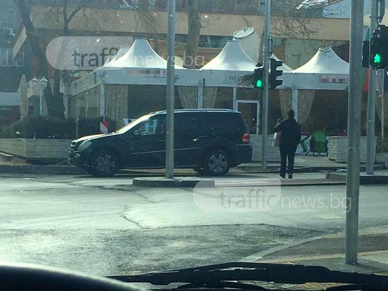 Шофьор паркира мерцедеса си като цар на пешеходна до мол в Пловдив СНИМКИ