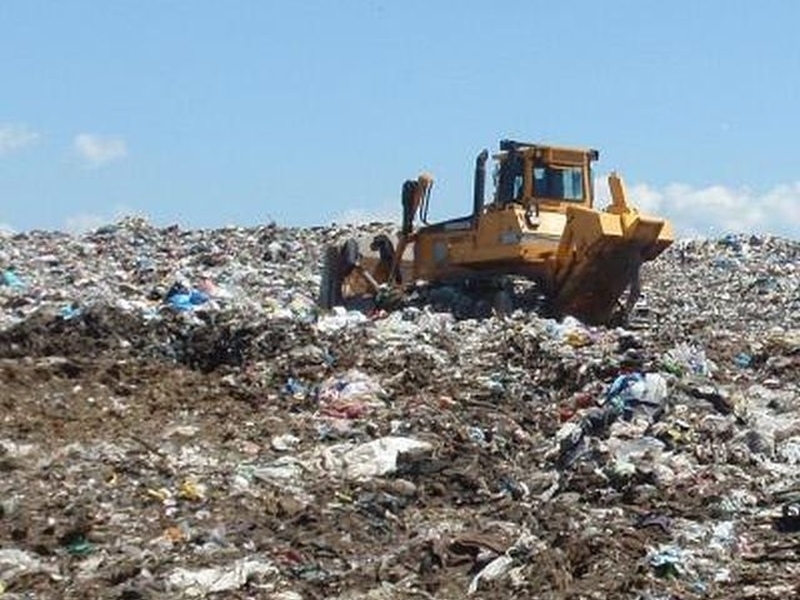 Жители на село затварят главен път заради сметище