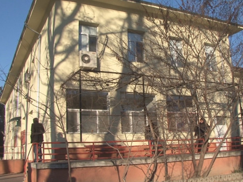 Мъж е в критично състояние, след като падна от втория етаж на болница