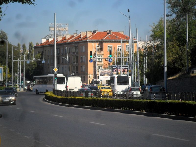 Затварят движението по част от 