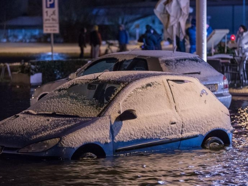 Потопени автомобили и наводнени домове в Германия заради бурята Аксел