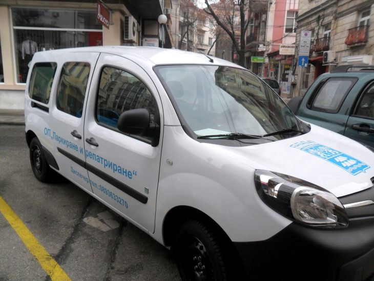 Слагат скоби по колите в Пловдив с електромобил СНИМКИ