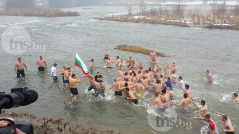 Над 30 са желаещите пловдивчани, които ще скачат в Марица за Богоявленския кръст