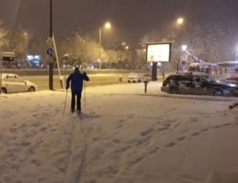 Забавление в снега: Мъж обу ски по път за работа ВИДЕО
