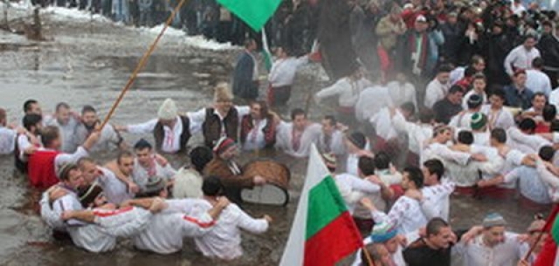 Двама души пострадаха при мъжкото хоро в Калофер