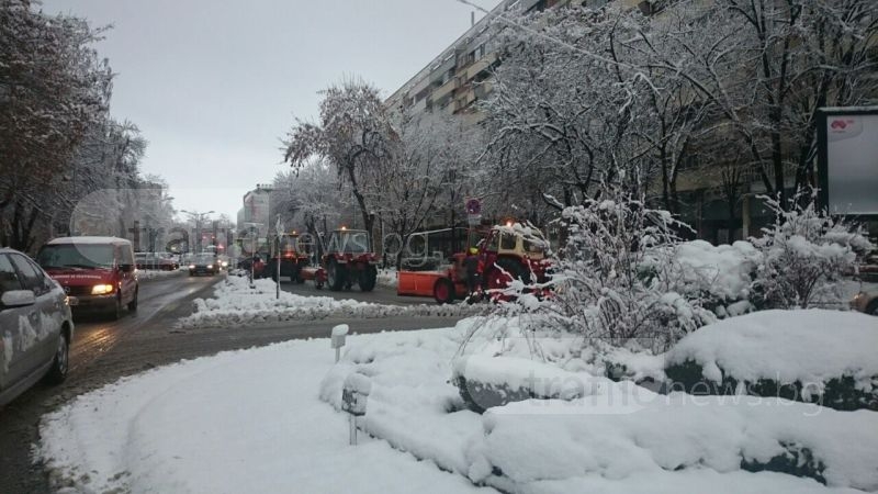 Снегорини задръстиха движението в центъра на Пловдив СНИМКИ