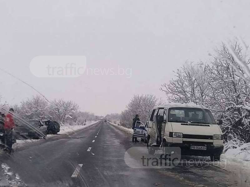 Четири коли се помляха на пътя Пловдив-Карлово СНИМКА