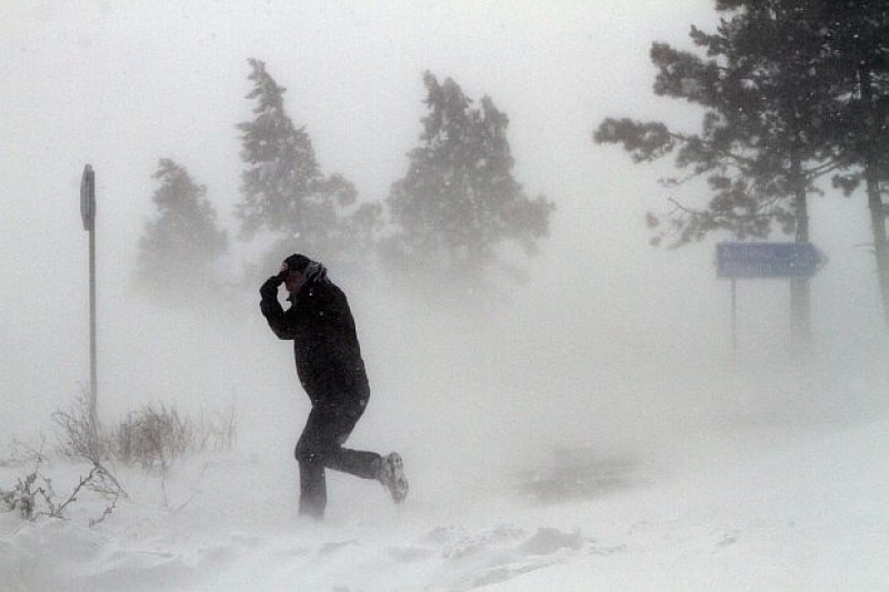 Безумие! Адвокат тръгна пеша в ледената буря. Спасиха го